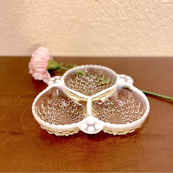 Vintage 40s Anchor Hocking Opalescent Moonstone Hobnail Divided Clover Dish - Picture 3 of 8